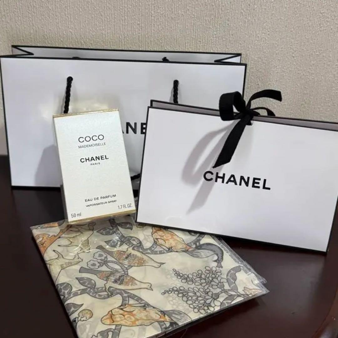 COCO Mademoiselle 香水 50ml CHANEL スカーフセット COCO MADEMOISELLE 1.7 fl. oz. Eau de Parfum Twist and Spray Set